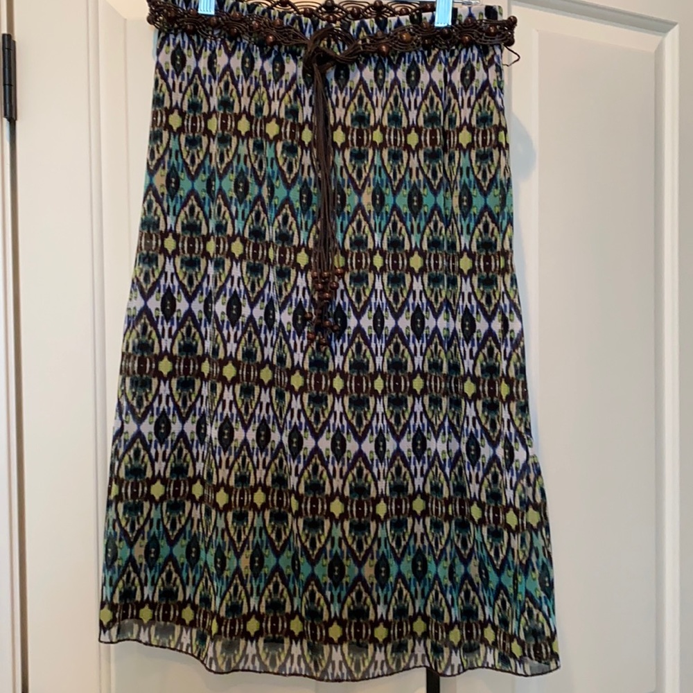 Size M calf length skirt.